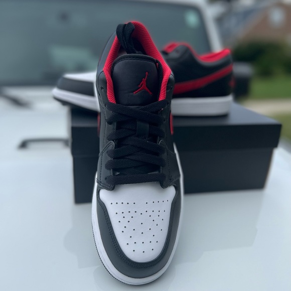 Air Jordan 1 LOW - Picture 2 of 5